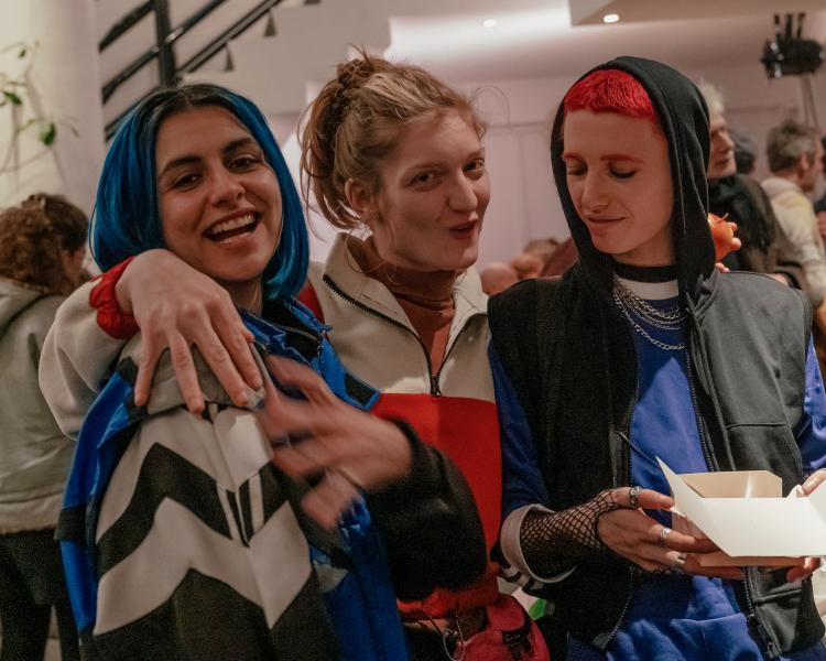 Trois jeunes personnes sourient à l'objectif dans l'enceinte du Varia