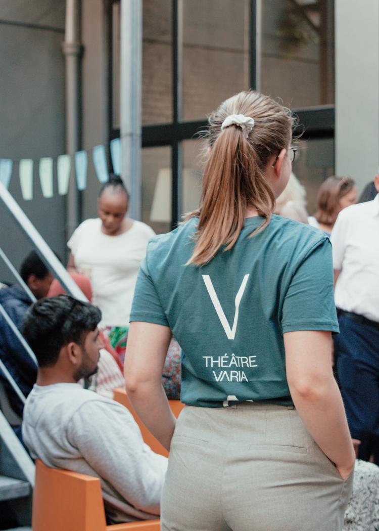 Une jeune femme avec un tee-shirt Varia 